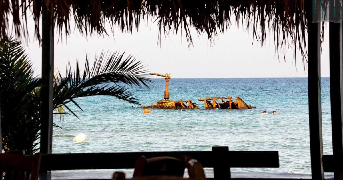 Da 40 anni affiora dal mare degli Alimini: � il romantico relitto della nave Dimitrios